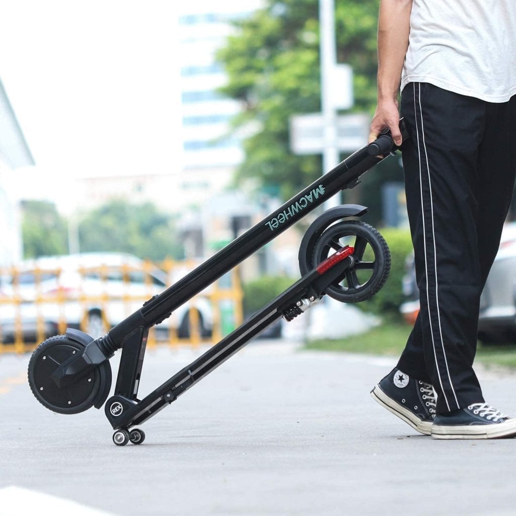 persona arrastrando el patinete electrico macwheel mx3